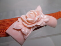 【江月】アンティーク・本珊瑚 ピンク色の薔薇の花彫刻の帯留め_画像3