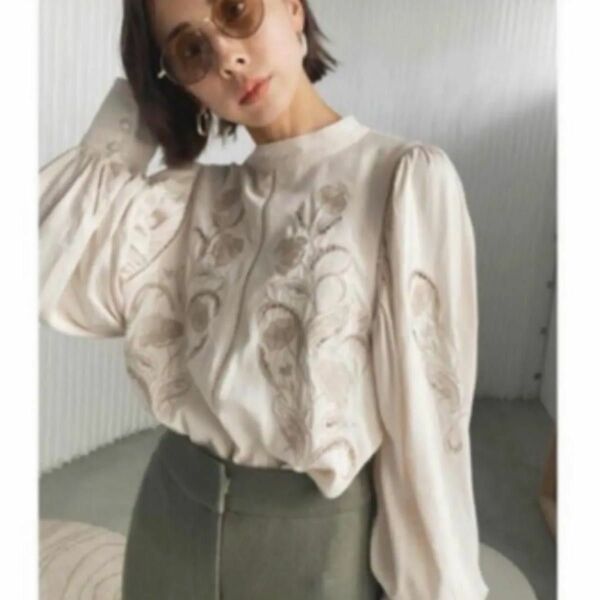 AMERI LADY EMBROIDERY PUFF BLOUSE