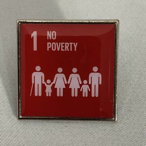 SDGsピンバッジ　1個(1540円税込・送料無料）「1. 貧困をなくそう( 1：No poverty）（国連ブックショップ購入） (再生素材使用)UN51