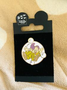[ unused ]disneystore.... pin badge Disney store pin Stitch Snow White 7 person. small person pin z