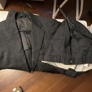 ニューヨーカースリーピーススーツ　新品同様　ウール100% 日本製　ベストは写真に出ていませんが付属します　お値打ち品　安価　送料無料