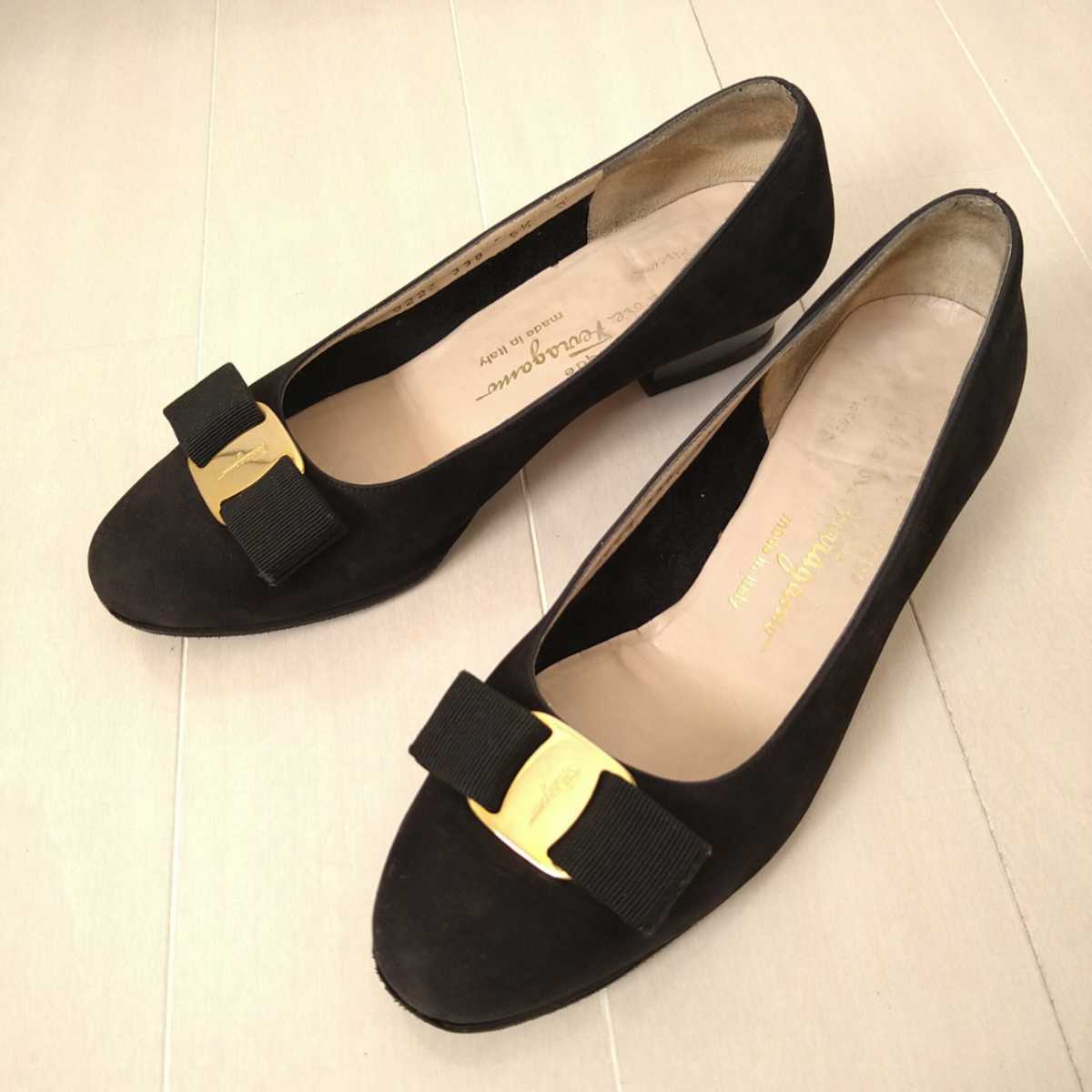 美品箱付き☆フェラガモ【Ferragamo】ヴァラ パンプス 黒23-23.5