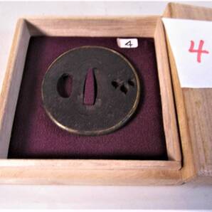 〇 鉄地鍔・阿弥陀鑢・桐図・箱付き・13-4