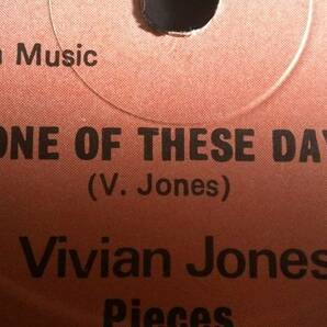 ☆彡美品！！☆彡送料無料！！  Vivian Jones & Pieces One Of These Days 1981 英Cha Cha盤・12inch。Roots Reggae イントロ最高。の画像7