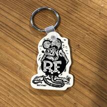 Rat Fink スタンディング 84円発送可 ラバー キー リング キーホルダー ホワイト ブラックプリント ムーンアイズ キーリング ミニレター_画像1