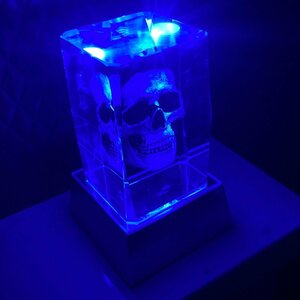 難あり 3D 水晶 スカル 光る台座付き クリスタルランプ Ａドクロ 骸骨 ライト 3D 置物 レーザー彫り ハロウィン