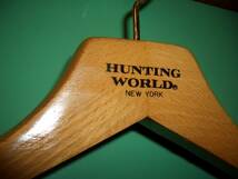 HUNTING WORLD　NEW YORK ハンティングワールド　木製ハンガー　非売品_画像2