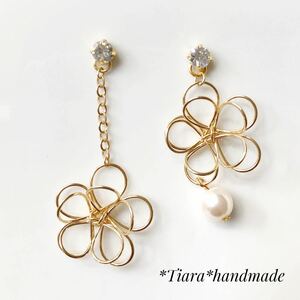 【貼るピアス イヤリング ピアス】ワイヤーフラワーとパールのアシメピアス ハンドメイドピアス Tiara貼るピアス