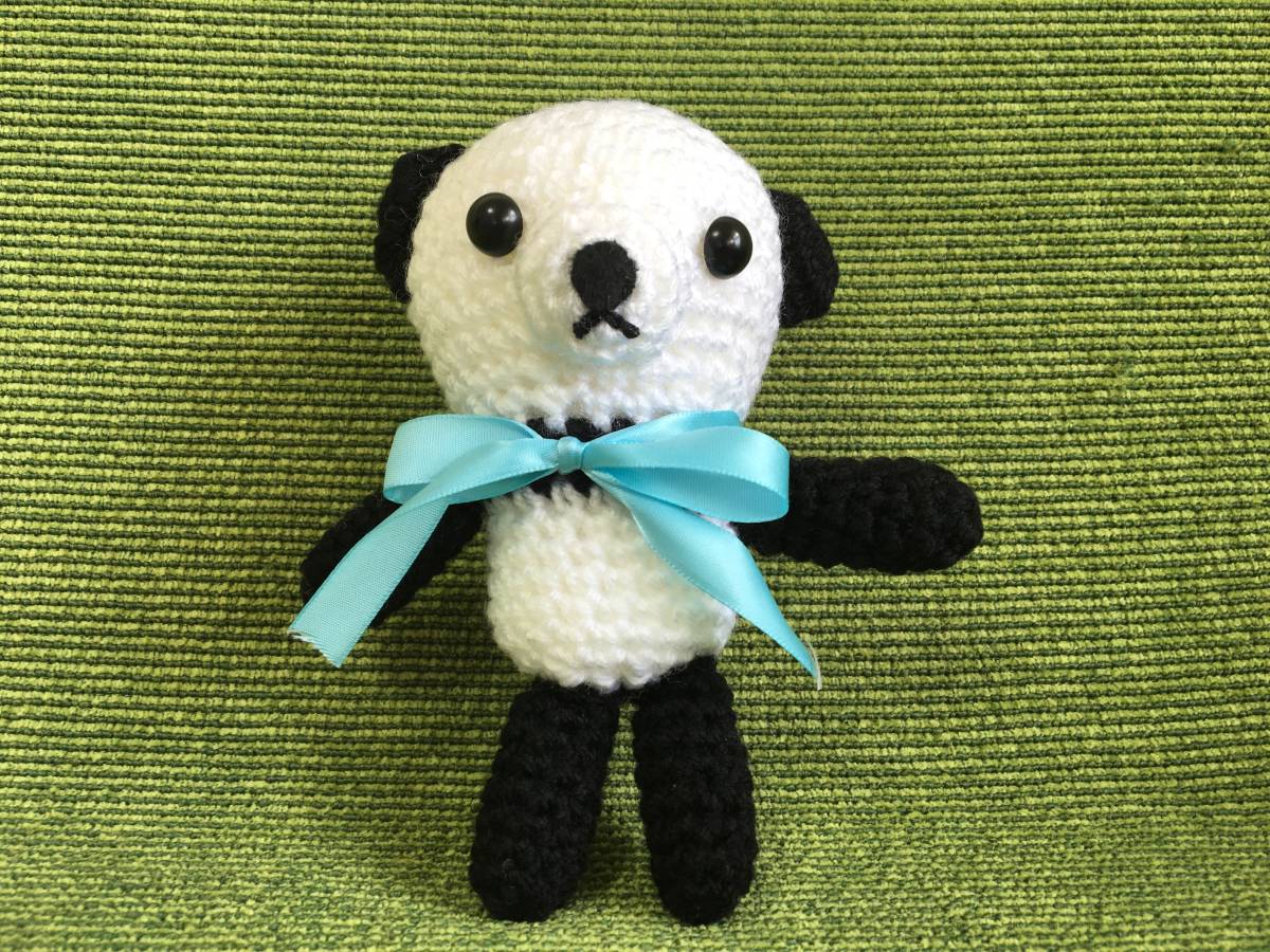 Handgemachter Amigurumi-Panda (hellblaues Band), Spielzeug, Spiel, Plüschtier, Amigurumi