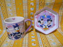 ♪ディズニー美品東京ディズニーランドクリスマスウィッシュ2011陶器製カップ＆六角形プレート皿ミッキー＆ミニー＆ドナルド＆ディジー_画像1