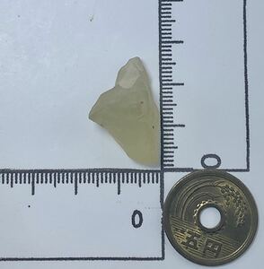 NO:00393　リビアングラス　天然ガラス　天然石 原石 鉱物 鉱物標本 結晶　パワーストーン