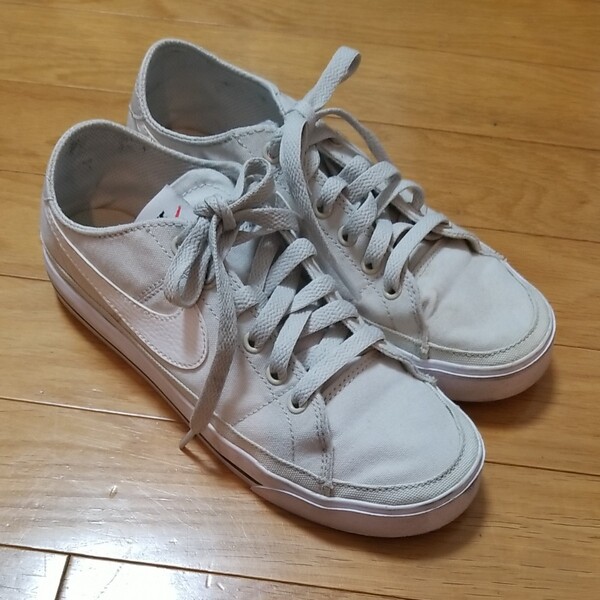 【処分価格】NIKE スニーカー 薄いグレー 23.0cm