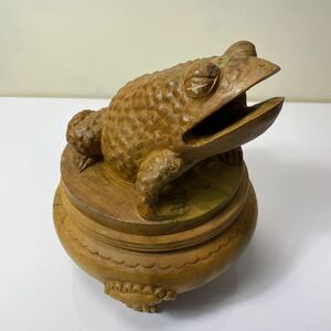 A8 カエル　置物　香炉　木彫り　オブジェ　インテリア　美術　蛙　三足