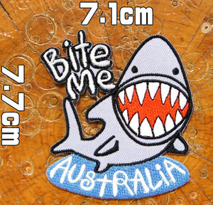 刺繍アイロンワッペン アップリケ【Bit Me】オーストラリア 鮫 サメ シャーク グレー 黒 海 釣り 夏 ダイビング 魚 アニマル 魚