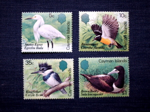 カイマン諸島切手　鳥・４種未使用　ユキコサギ、マミジロミツドリ、アメリカヤマセミ、カツオドリ　1984年