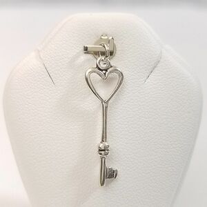 シルバーアクセ[シルバー925 ペンダント・トップ ハートの鍵 25mm×8mm（男女兼用）] Heart Key