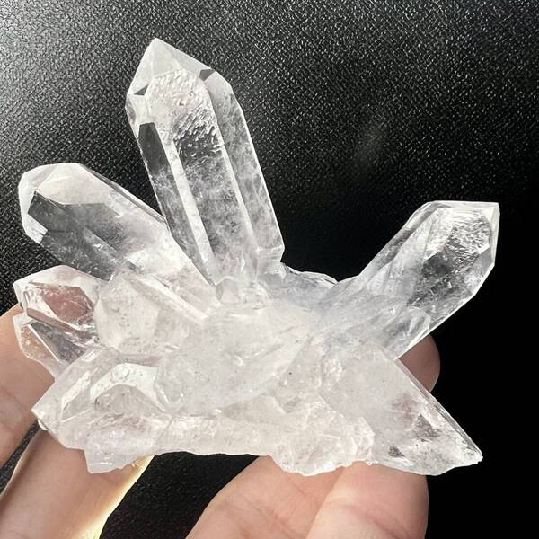ハイクオリティ トマスゴンサガ産クラスター イリス、グラウンディングあり ブラジル 水晶