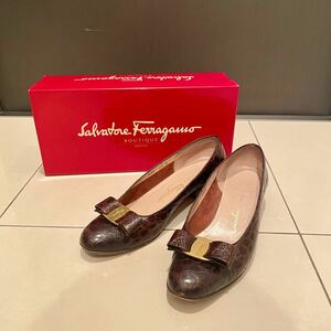 Salvatore Ferragamo フェラガモ ヴァラ 型押し 6 1/2 C ブラウン パンプス 茶色 