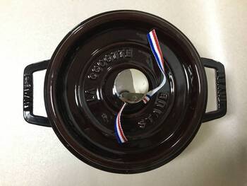Лот аукциона Yahoo 【927】staub ストウブ鍋 両手鍋 20cm ナス色 箱付き ココットラウンド ホーロー