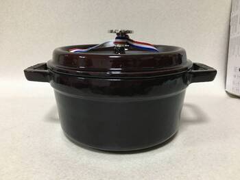 Лот аукциона Yahoo 【927】staub ストウブ鍋 両手鍋 20cm ナス色 箱付き ココットラウンド ホーロー