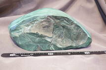 外国産鉱物★孔雀石（マラカイト）の灰皿　ザイール・カタンガ州・シャバ　　重さ約３，１ｋｇ_画像2