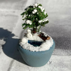 Art hand Auction Handmade miniature bonsai with a winter landscape of blue pond and snowman, hand craft, handicraft, clay crafts, others