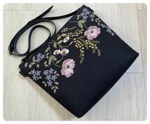 ハンドメイド＊リネン×手刺繍＊斜めがけショルダーバッグ＊本革＊アネモネ＊ミモザ＊ビオラ＊花＊刺繍＊ブラック_画像9