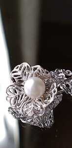 book@ pearl delicate . beautiful pedestal. pin brooch 