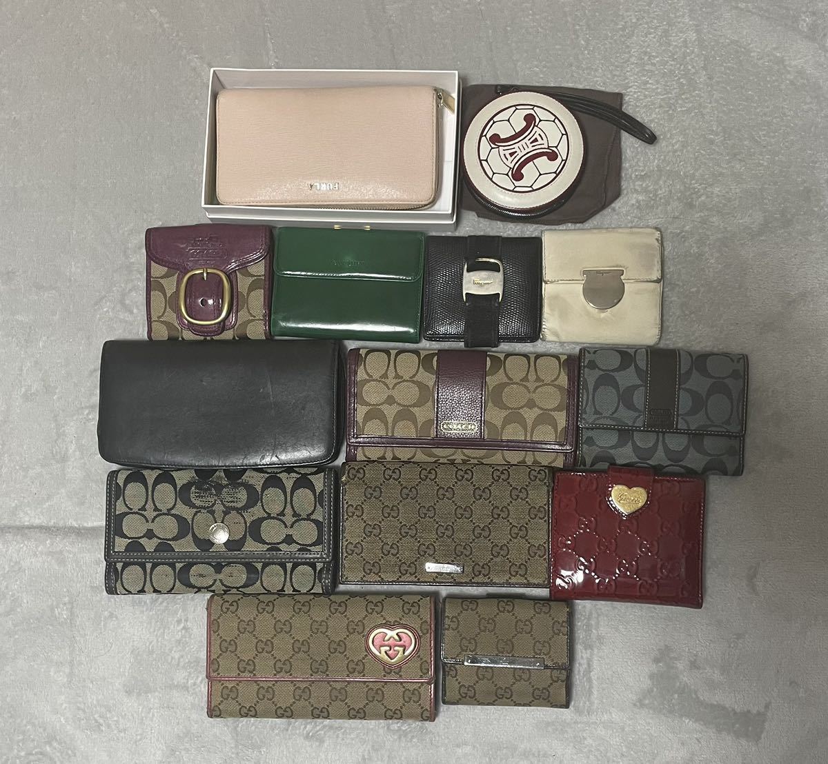 Celine 財布の値段と価格推移は?|2,329件の売買情報を集計したCeline ...