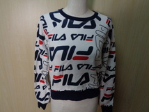 b95◆FILA 総柄 スウェット◆フィラ Sサイズ 子供用 ホワイト×ネイビー ポリコットン素材 裏起毛 トレーナー ランダムロゴプリント 4K_画像1