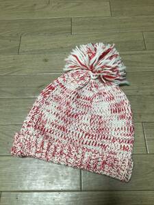 USED美品★ 白×赤ミックスカラーポンポン付きニット帽　サイズ52〜56㎝