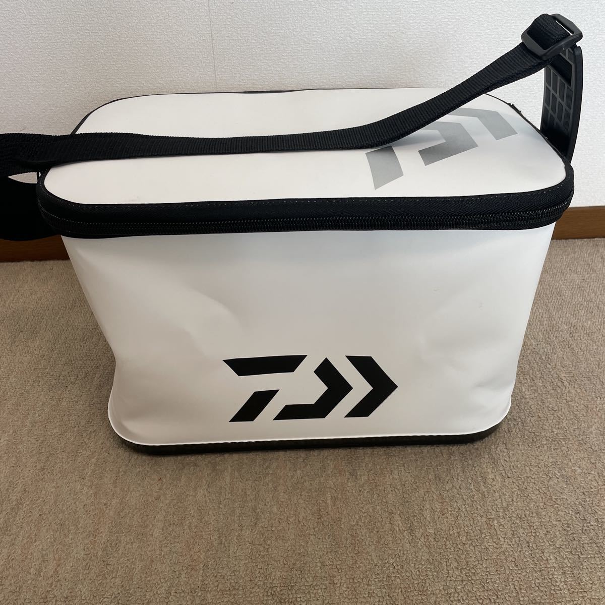 受注生産品 Neer バッカン 28L ホワイト 水汲みバケツ付き タックル