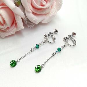 Art hand Auction Cubic zirconia emerald and Swarovski handmade earrings★Swarovski/elegant/zirconia/silver/green, Women's Accessories, Earrings, beads, Glass