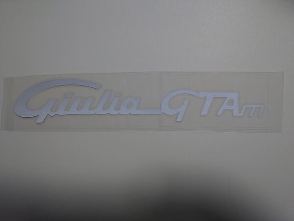 アルファロメオ 新型ジュリア(952)向け 「Giulia GTAm」純正デザインサイズタイプ 切抜き文字 ステッカー 本体色:シルバーホワイト