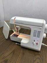 送料無料D52094 TOYOTA トヨタミシン 　電気ミシン Sewing Machine EL 型番不明_画像1