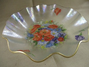 ◆ガラスのお皿 盛り皿？ 花の絵柄 素敵です 少々、縁に色落ちあり 径26㎝ 高さ6㎝ tm2211-7-13