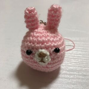 55★あみぐるみ ピンク色のうさぎさんストラップ