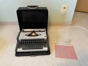 OLYMPIAo Lynn Piaa typewriter Traveller de Luxe OLYMPIA WERKE AG. WILHELMSHAVEN