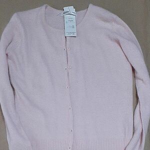新品未使用カーディガンと半袖セーター２枚セットにしました。可愛いピンク色　お値下げしました。