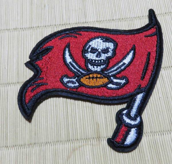 海賊TB赤旗US髑髏◆新品NFLタンパベイ・バッカニアーズTampa Bay Buccaneers 刺繍ワッペン◆アメリカ ◎アメフト アメリカンフットボール