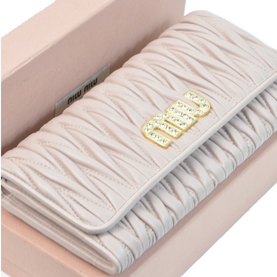 MIU MIU 二つ折り財布の値段と価格推移は?|215件の売買情報を集計 ...