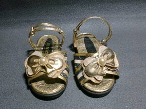  Kids sandals girl size 14.5cm gorgeous . Gold om-14