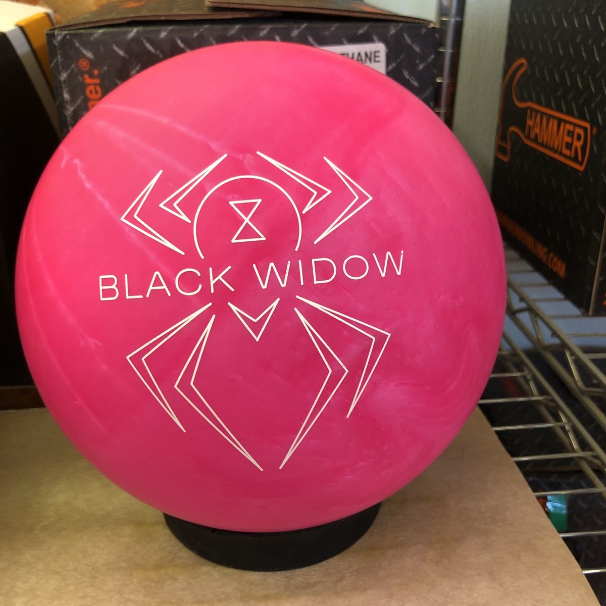 美品 ブラックウィドーウレタン ピンク15P ボウリングボール