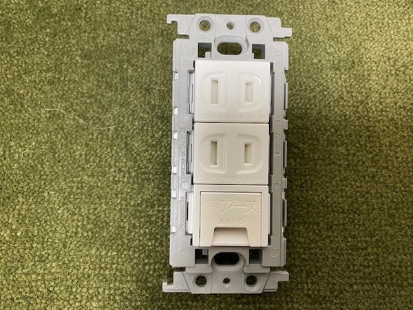 倉庫整理品:新品未使用品:パナソニック 埋込アースターミナル付扉付ダブルコンセント WTF10724WK