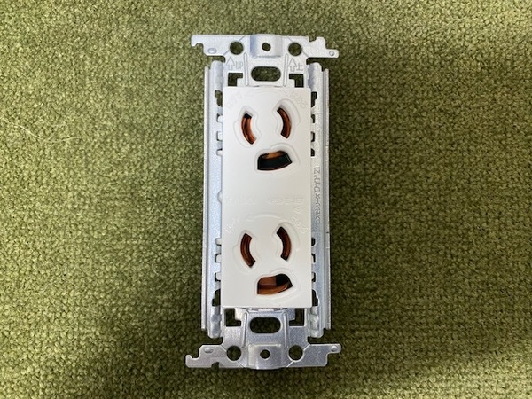 倉庫整理品:新品・未使用 パナソニック 埋込抜け止め接地ダブルコンセント WTF11623WK(コスモシリーズ)