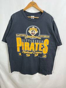 ■ 90s ビンテージ USA製 LOGO7 MLB パイレーツ National League 1992 Champions イラストプリント Tシャツ ブラック LARGE 野球 PIRATES■