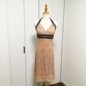 ★新春セール★【Labella】ゴールドスパンコールラインリボンと花柄レースのホルターネックワンピ