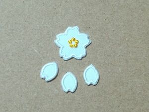 マスクデコ用飾り/縁取り刺繍桜の花1枚と花びらワッペン3枚1セット/ホワイト・白