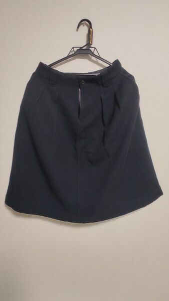 MHL. ウール100% タック入り 膝丈スカート エムエイチエル