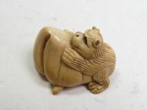 【4482】堤物　コレクターより買取品　牙　猿に桃　根付　明治時代（初品・買取品）_画像4